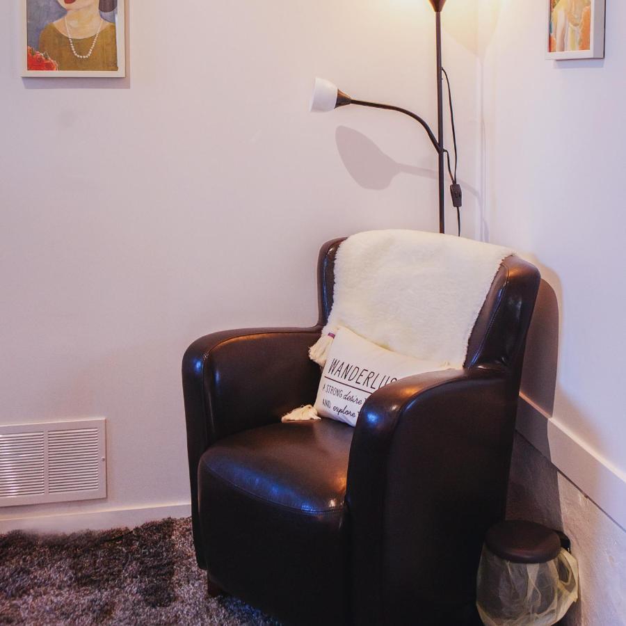 Hip Heritage Main Floor Flat In Downtown District 贝尔维尔 外观 照片