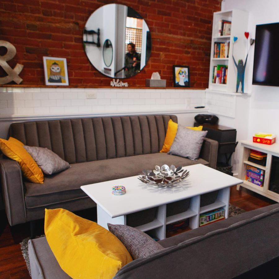Hip Heritage Main Floor Flat In Downtown District 贝尔维尔 外观 照片
