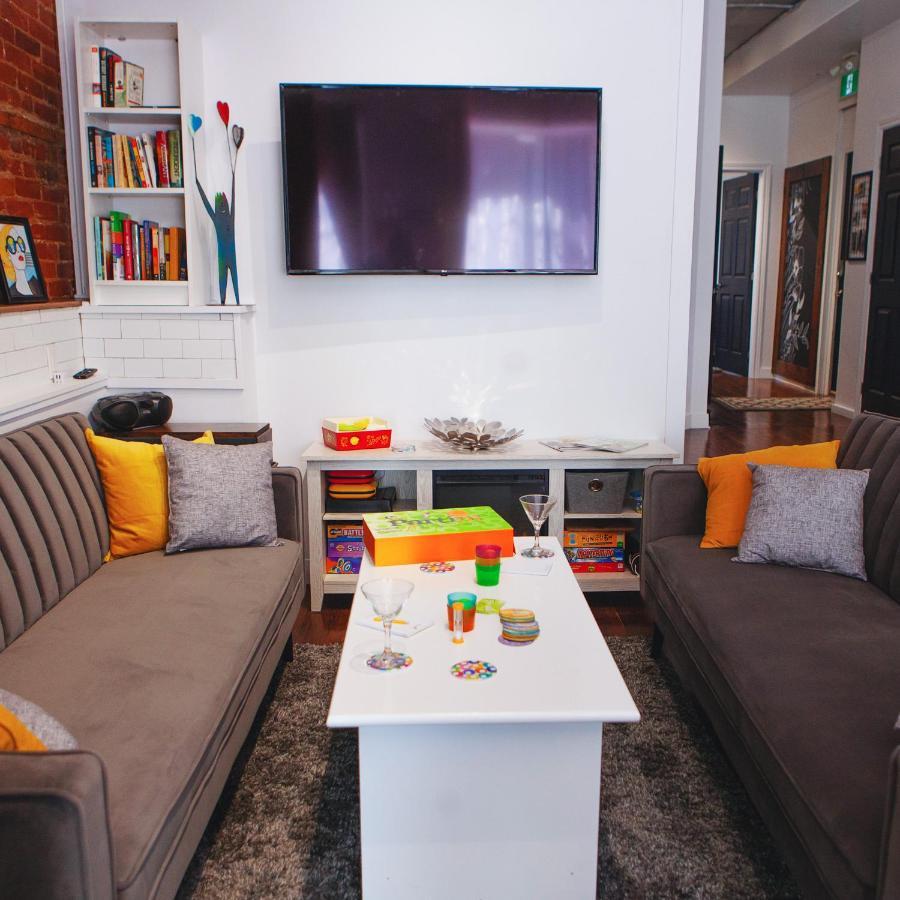 Hip Heritage Main Floor Flat In Downtown District 贝尔维尔 外观 照片