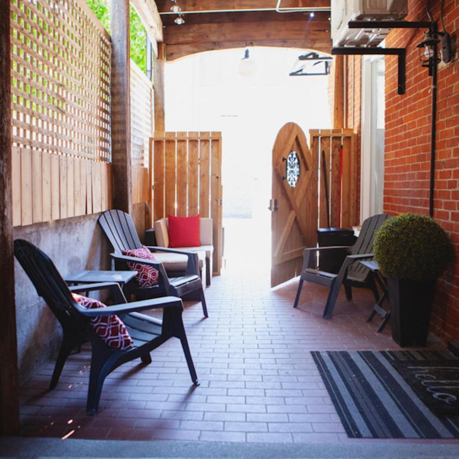 Hip Heritage Main Floor Flat In Downtown District 贝尔维尔 外观 照片
