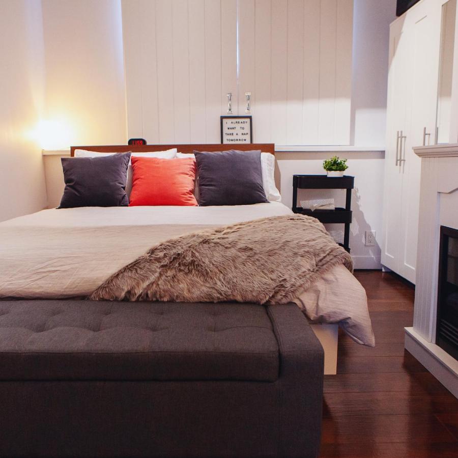Hip Heritage Main Floor Flat In Downtown District 贝尔维尔 外观 照片