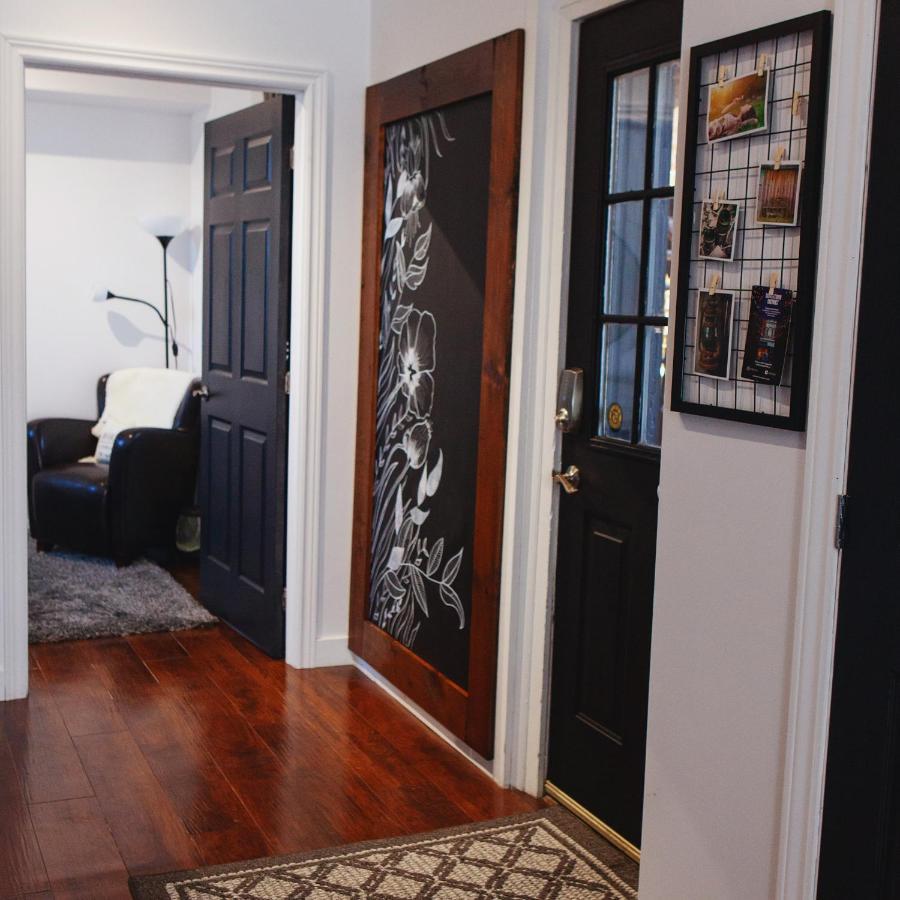 Hip Heritage Main Floor Flat In Downtown District 贝尔维尔 外观 照片
