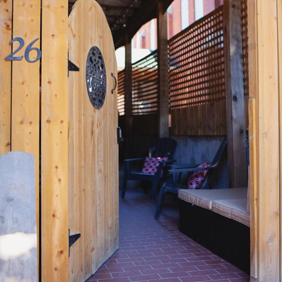 Hip Heritage Main Floor Flat In Downtown District 贝尔维尔 外观 照片