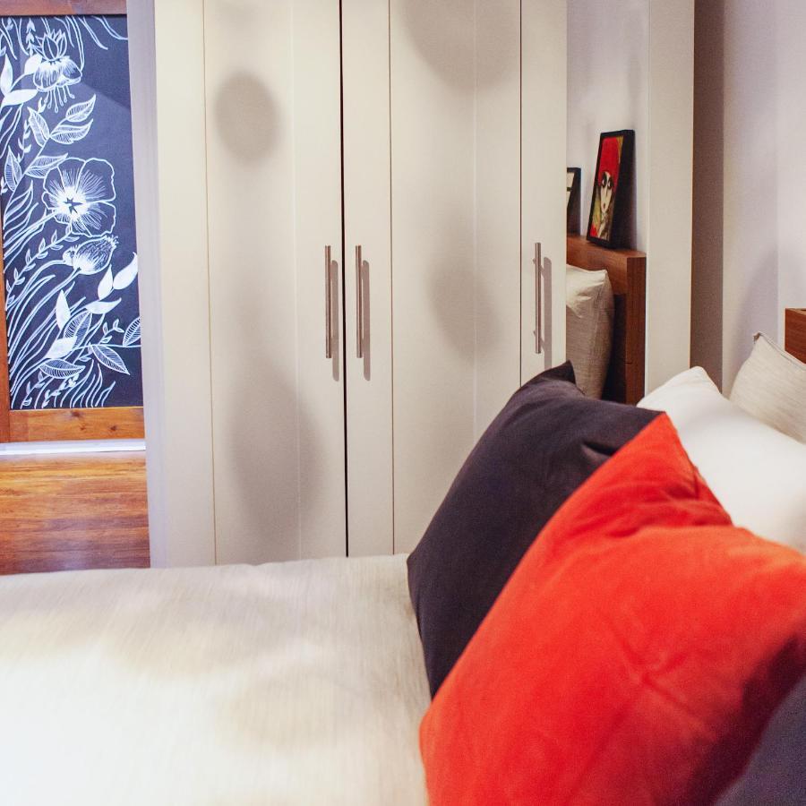 Hip Heritage Main Floor Flat In Downtown District 贝尔维尔 外观 照片