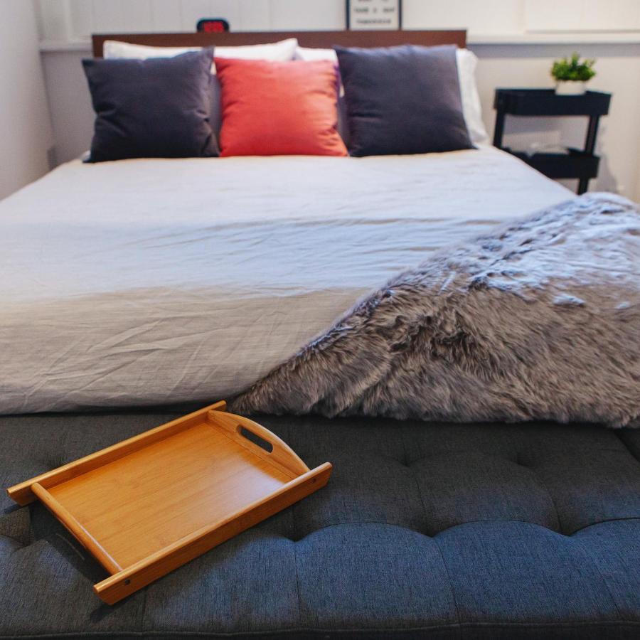 Hip Heritage Main Floor Flat In Downtown District 贝尔维尔 外观 照片